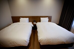 A double bed with white bedding and a wooden headboard. - Hotel The Star (Yeonggwang)