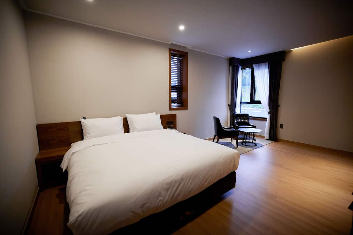 Premium Deluxe Room | 1 bedroom, in-room safe, blackout drapes, soundproofing