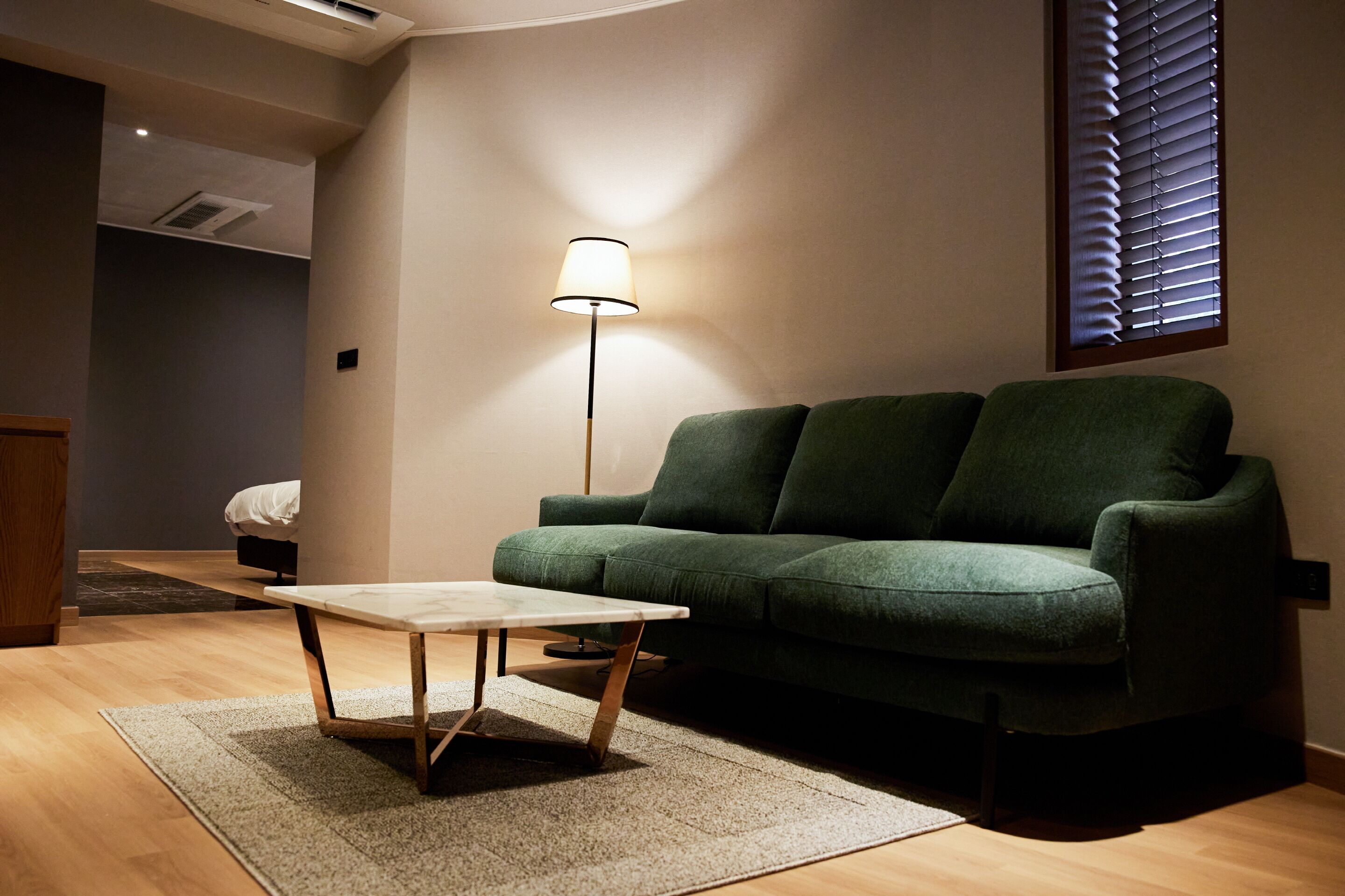 corner suite | living area | flat-screen tv