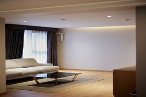 Premium Suite | In-room safe, blackout drapes, soundproofing, iron/ironing board - Hotel The Star (Yeonggwang)