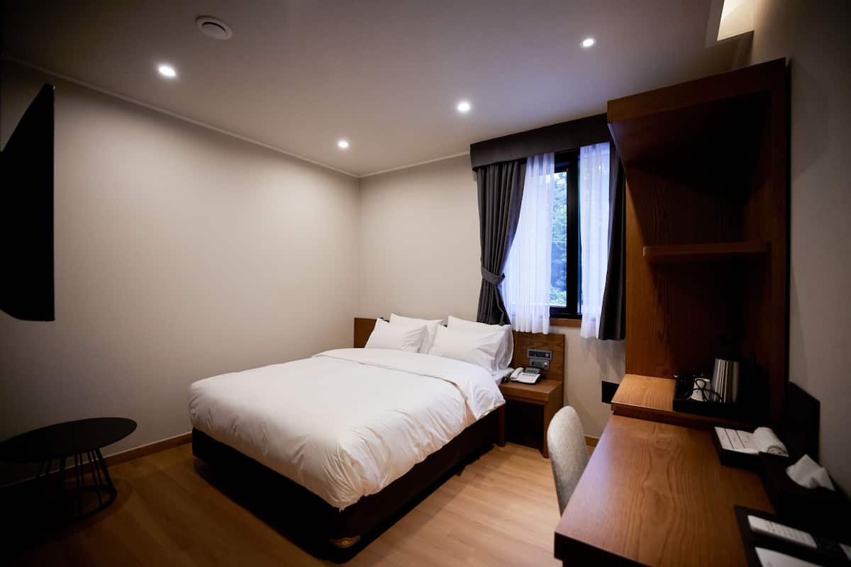 Standard Room | 1 bedroom, in-room safe, blackout drapes, soundproofing