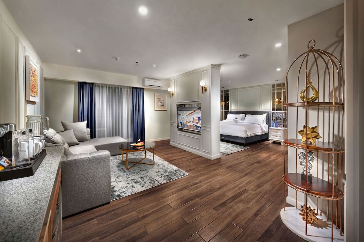 Suite (ASTON) | 1 slaapkamer, een minibar, een kluis op de kamer, een bureau