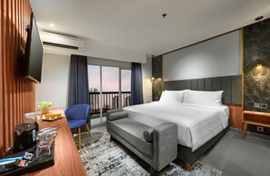 Minibar, in-room safe, desk, laptop workspace - Aston Inn Jemursari Surabaya (Surabaya)