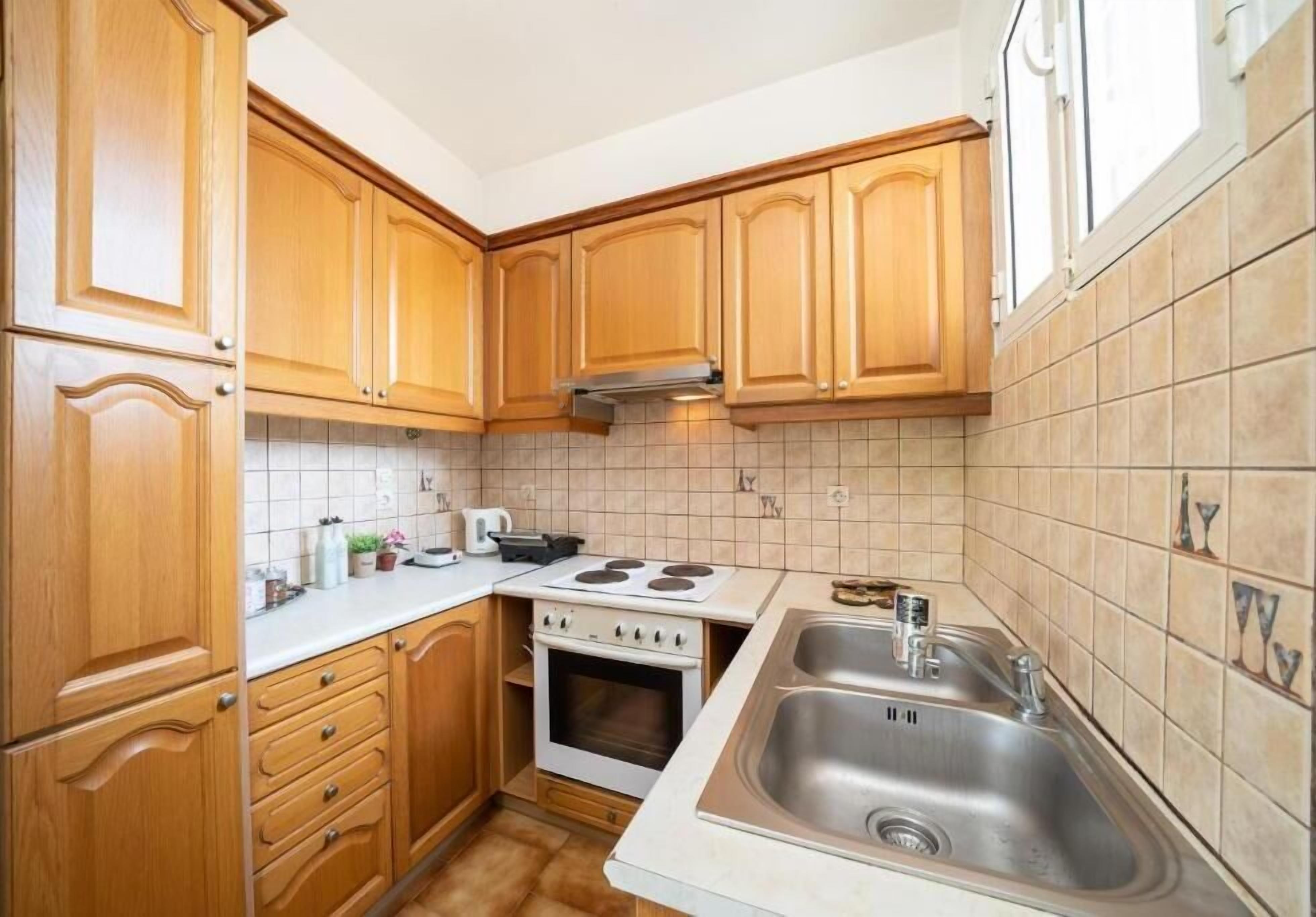 Kühlschrank, Ofen, Wasserkocher mit Kaffee-/Teezubehör, Wasserkocher