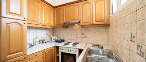 Kühlschrank, Ofen, Wasserkocher mit Kaffee-/Teezubehör, Wasserkocher