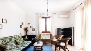 TV - Casa Aurora, 2 bedrooms apartment for rent, Pula, Sardinia, Italy (Pula)