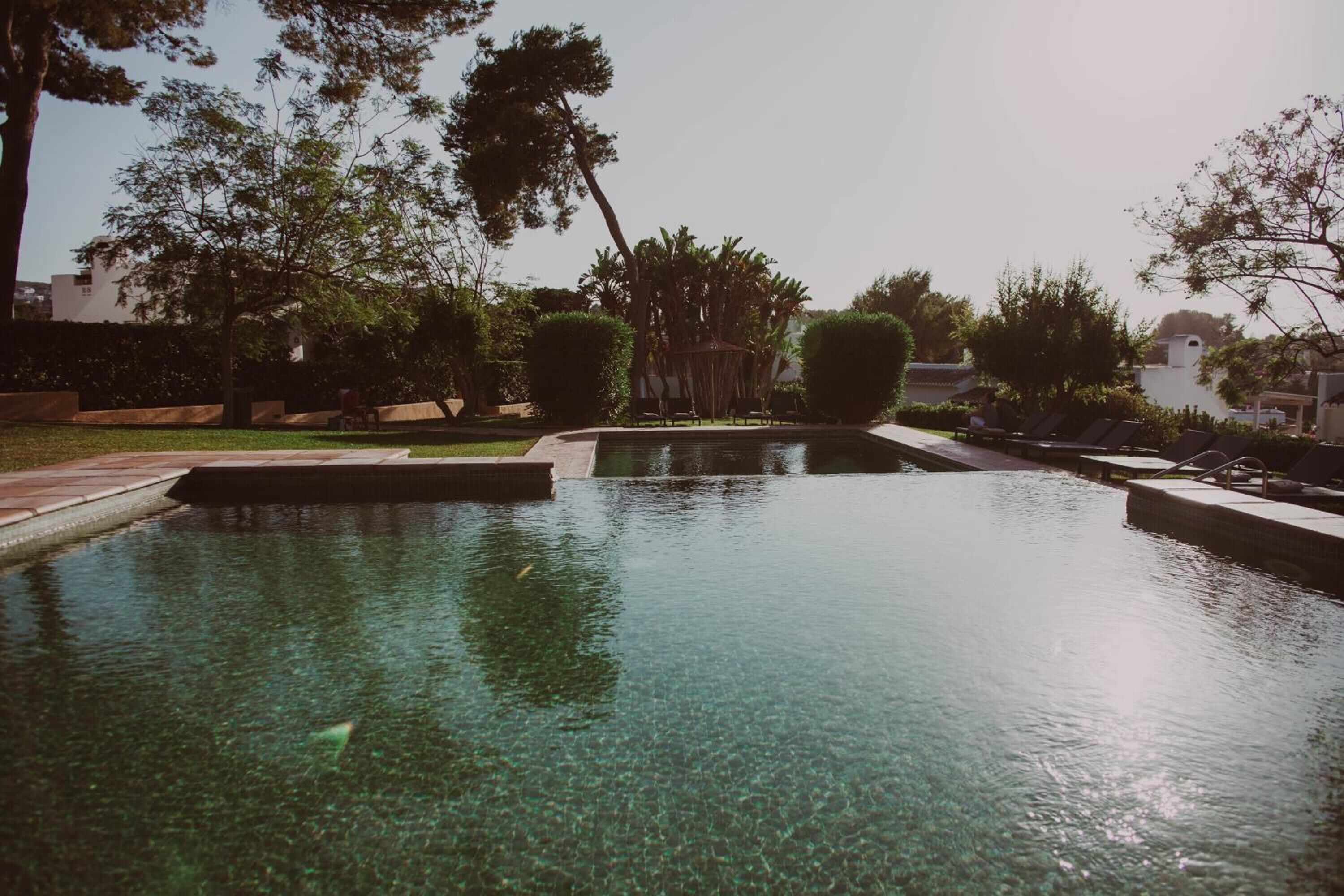 Seasonal outdoor pool, lifeguards on site