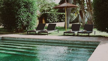 Seasonal outdoor pool, lifeguards on site