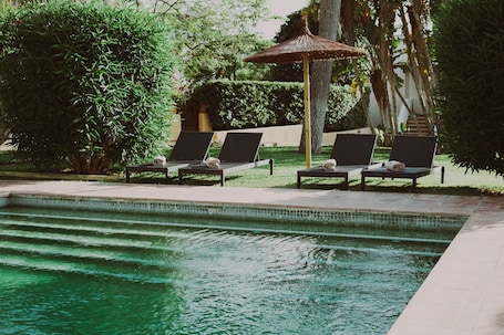 Seasonal outdoor pool, lifeguards on site