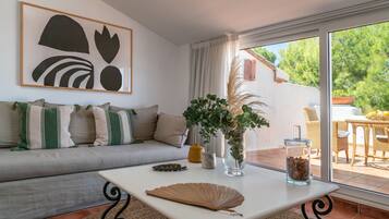 La Terraza Room | Minibar, in-room safe, desk, soundproofing