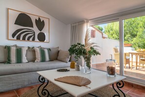 La Terraza Room | ميني بار وخزنة داخل الغرفة ومكتب وتجهيزات عازلة للصوت