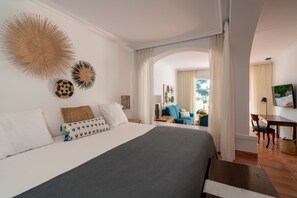 La Terraza Room | ميني بار وخزنة داخل الغرفة ومكتب وتجهيزات عازلة للصوت