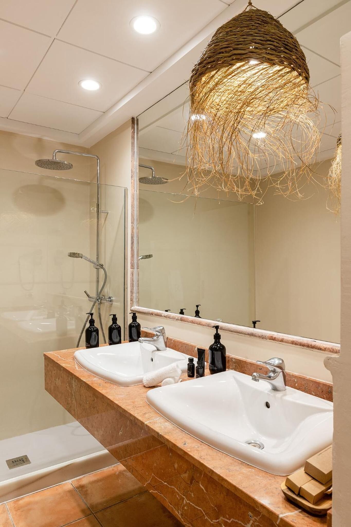 Rainfall showerhead, hair dryer, bidet, towels