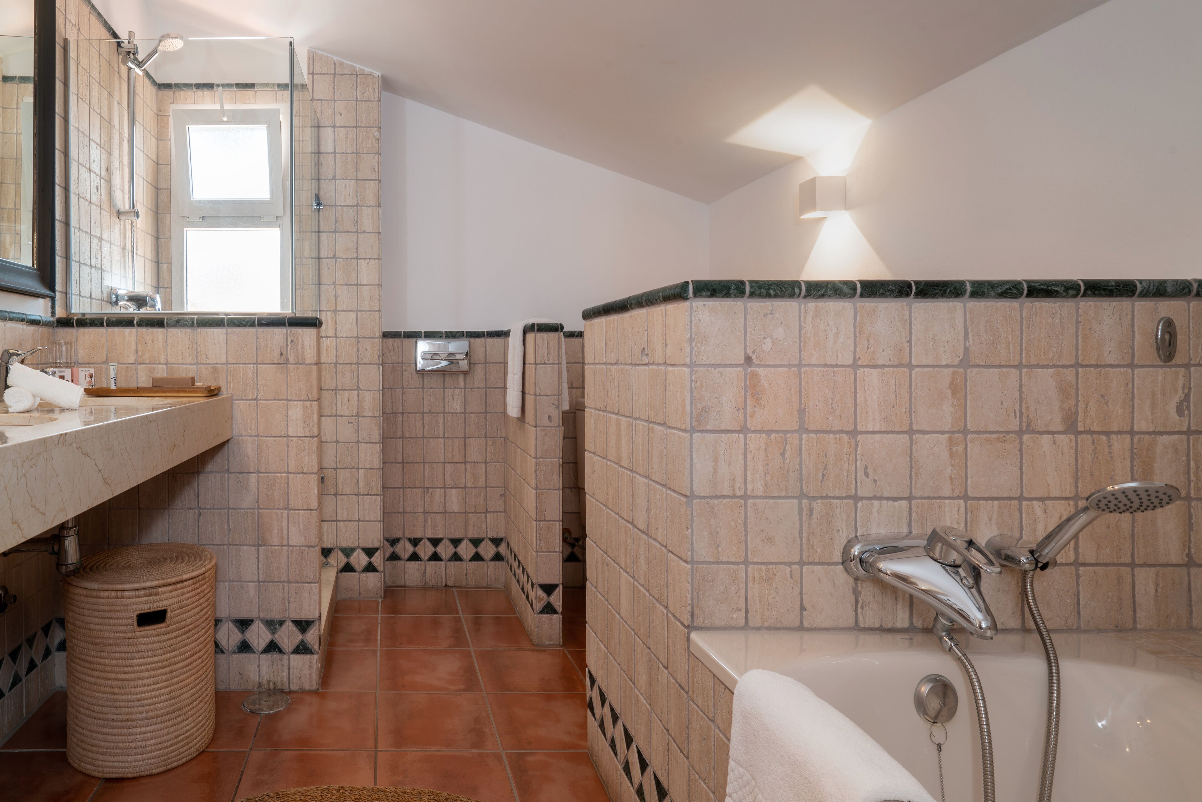 Een badkamer met een bad, douche en wastafel.
