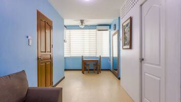 Standard Twin Room | Living area | 32-inch flat-screen TV with cable channels, TV