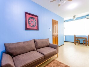Standard Twin Room | Living area | 32-inch flat-screen TV with cable channels, TV