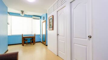 Standard Twin Room | Living area | 32-inch flat-screen TV with cable channels, TV