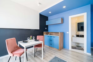 Studio (Superior Studio with Balcony BR1) | Salle à manger