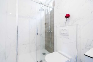 Studio (Modern Studio with Balcony BR2) | Bathroom | Shower, towels