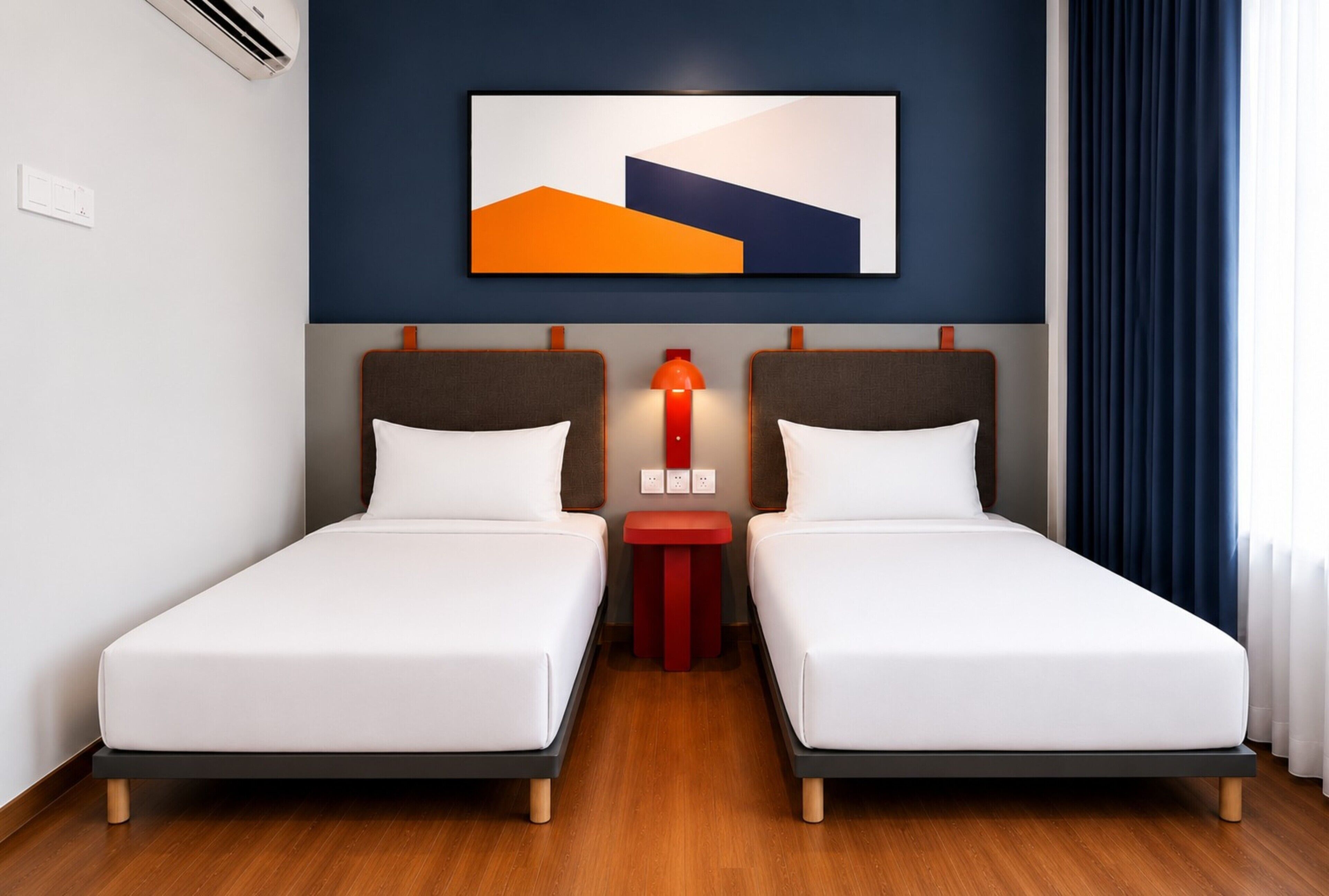 Rom – standard, 2 enkeltsenger | Memory foam-senger, minibar, safe på rommet og skrivebord for bærbar PC