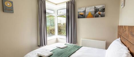 3 bedrooms, iron/ironing board, WiFi, bed sheets