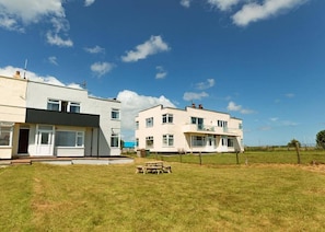Exterior - SEA VIEW APARTMENT WITH AMAZING VIEWS // 3 BED BEACHFRONT BALCONY APARTMENT NEAR (Wilsthorpe)