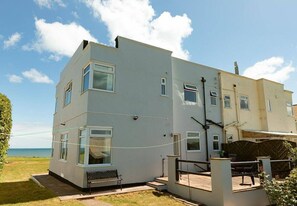 Exterior - SEA VIEW APARTMENT WITH AMAZING VIEWS // 3 BED BEACHFRONT BALCONY APARTMENT NEAR (Wilsthorpe)