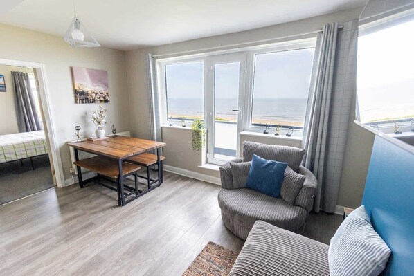 TV, books, streaming services, offices - SEA VIEW APARTMENT WITH AMAZING VIEWS // 3 BED BEACHFRONT BALCONY APARTMENT NEAR (Wilsthorpe)