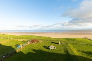 Property grounds - SEA VIEW APARTMENT WITH AMAZING VIEWS // 3 BED BEACHFRONT BALCONY APARTMENT NEAR (Wilsthorpe)