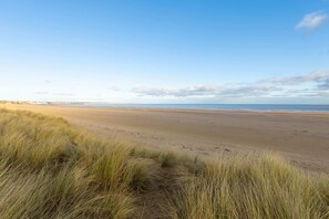 On the beach - SEA VIEW APARTMENT WITH AMAZING VIEWS // 3 BED BEACHFRONT BALCONY APARTMENT NEAR (Wilsthorpe)