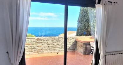 Mediterranean F4 Villa with Direct Cove Access and Parking