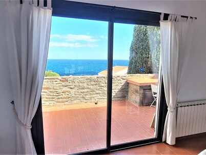 Mediterranean F4 Villa with Direct Cove Access and Parking