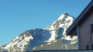 A mountain with snow-capped peaks under a clear blue sky. - Newly renovated apartment. It is located 150 metres from the slopes, opposite the comm (Montvalezan)