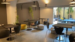 Frokost med lokale retter hver dag (EUR 10 per person)