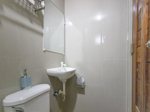 Regadera, regadera tipo lluvia, bidet, toallas