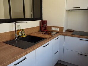 Frigorífico, microondas, horno y placa de cocina