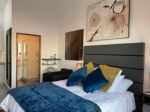 1 bedroom, iron/ironing board, free WiFi, bed sheets - RELAX,REVIVE & RESET and Enjoy the Sounds of the Sea! (Cape Town)