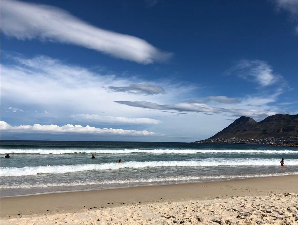 Nær stranden og strandhåndklær