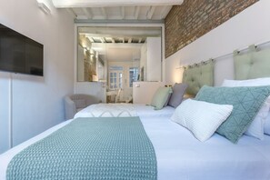 1 habitación, tabla de planchar con plancha y internet 