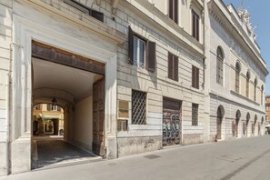 Exterior - GuestHost - Comfortable 75sqm apartment that can accommodate up to 4 people. Located on the third floor, with lift (not suitable for disabled people), of a building overlooking ​​Largo di Torre Argentina archaeological area, the apartment is the best (Roma)