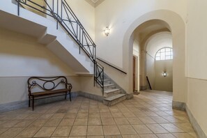 Interior - Comfortable 75sqm apartment that can accommodate up to 4 people. Located on the third floor, with lift (not suitable for disabled people), of a building overlooking Largo di Torre Argentina archaeological area, the apartment is the best solution to (Roma)