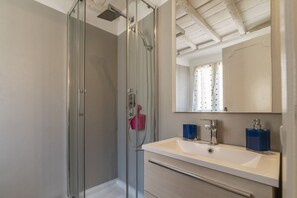Shower, hair dryer, bidet - GuestHost - Comfortable 75sqm apartment that can accommodate up to 4 people. Located on the third floor, with lift (not suitable for disabled people), of a building overlooking ​​Largo di Torre Argentina archaeological area, the apartment is the best (Roma)