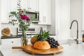 Køleskab, mikrobølgeovn, ovn, kogeplade