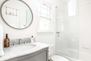 Badewanne, Haartrockner, Handtücher