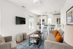 Televisión y oficina 