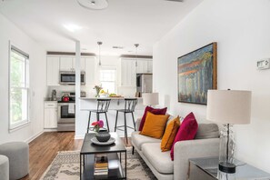 TV, offices - Hip Haus by Minty Living (Atlanta)