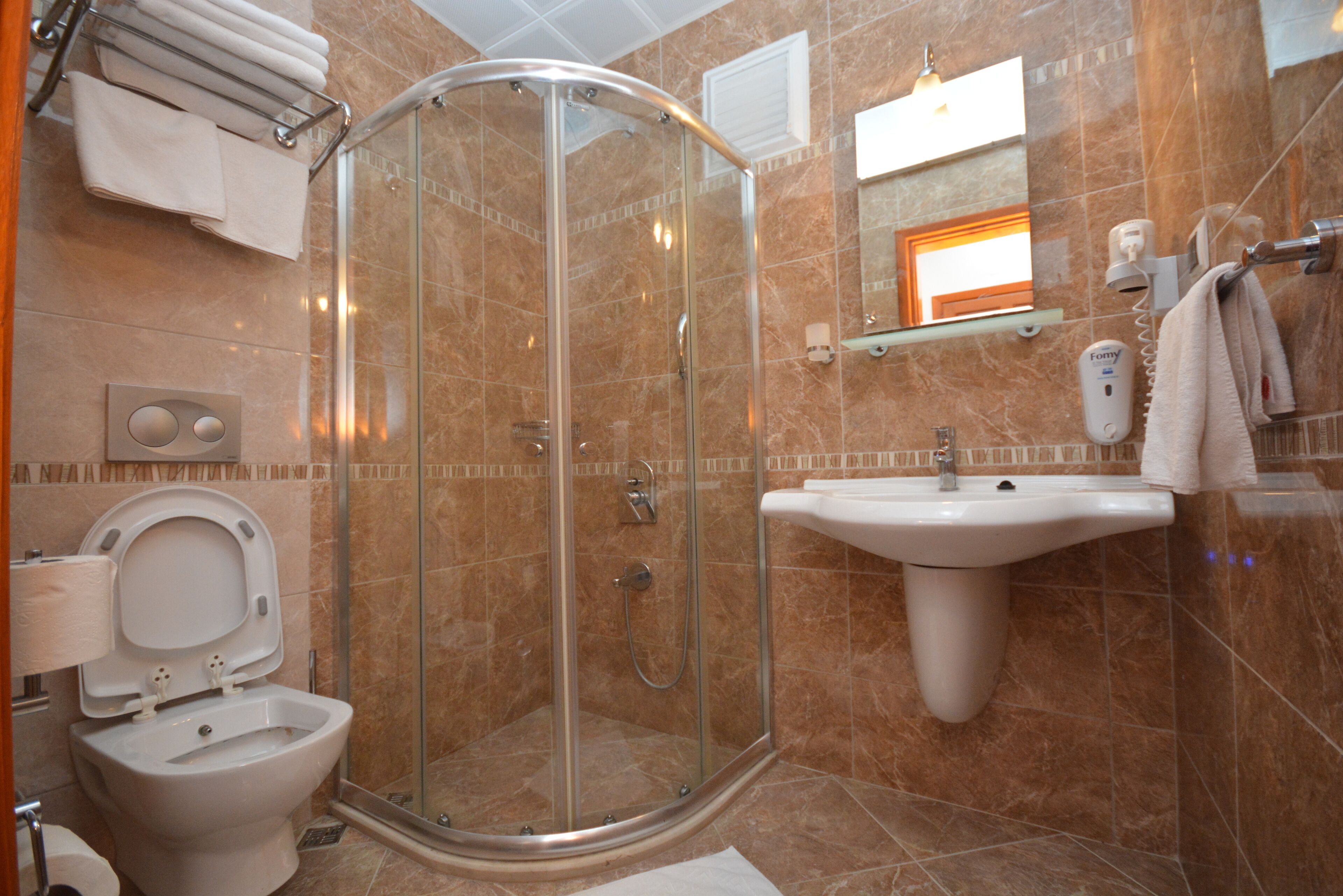 Standard Quadruple Room | Bathroom