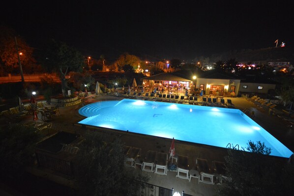 Una piscina al aire libre de temporada