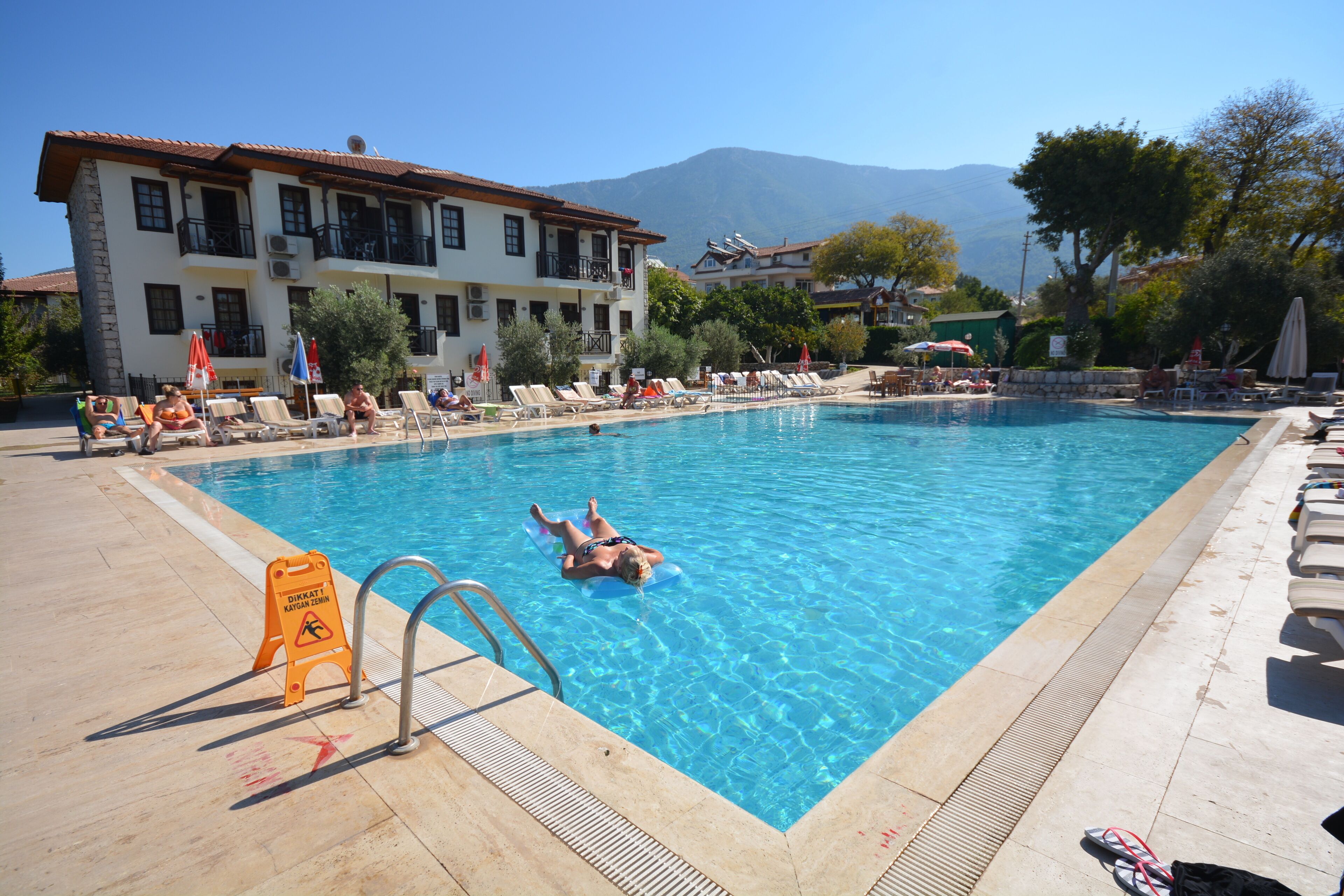 Una piscina al aire libre de temporada
