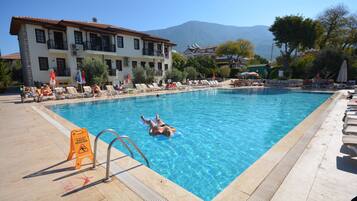 Una piscina al aire libre de temporada